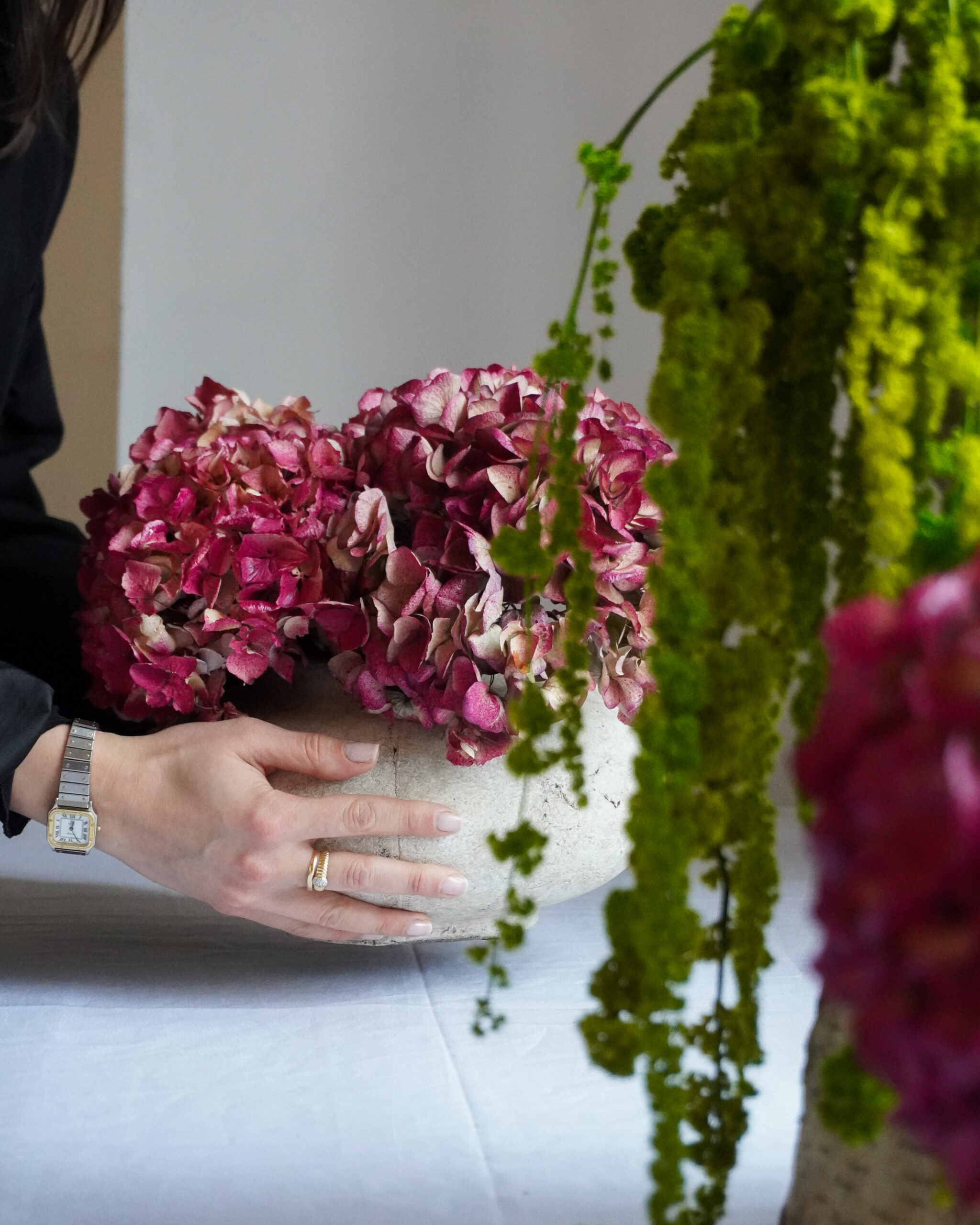 Fleurs séchées décorant un buffet
 alt="Décoration zéro déchet United Kitchens avec fleurs de saison séchées"
